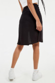 Falda negra corta en tela con abertura en frente