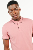 Camiseta polo rosada media con rayas en puños y cuello