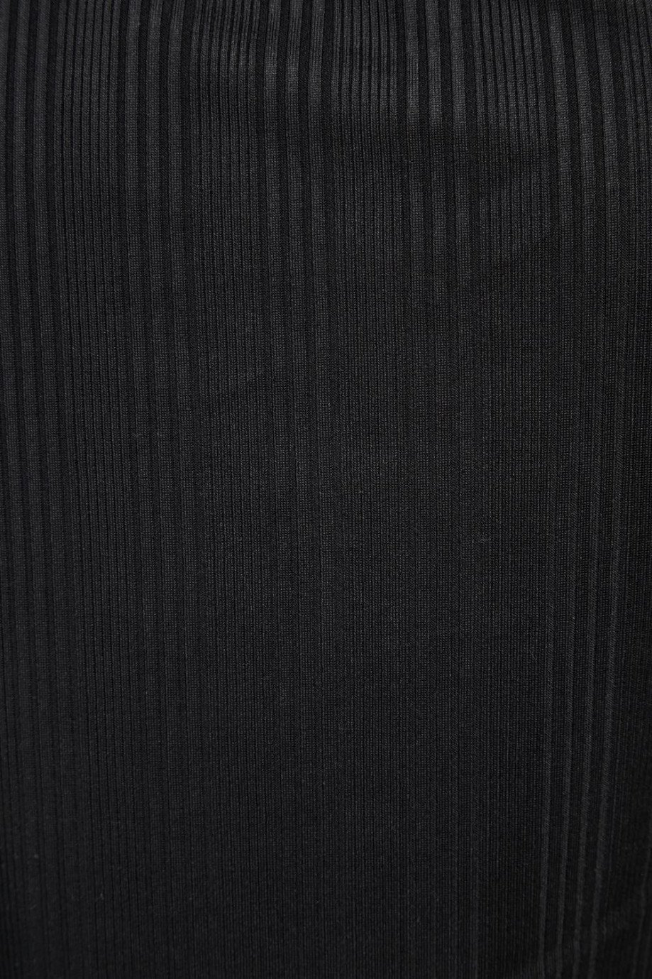 Camiseta negra con manga larga, escotes ovalados y texturas de canal
