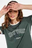 Camiseta verde oscura con diseño college de New York y manga corta