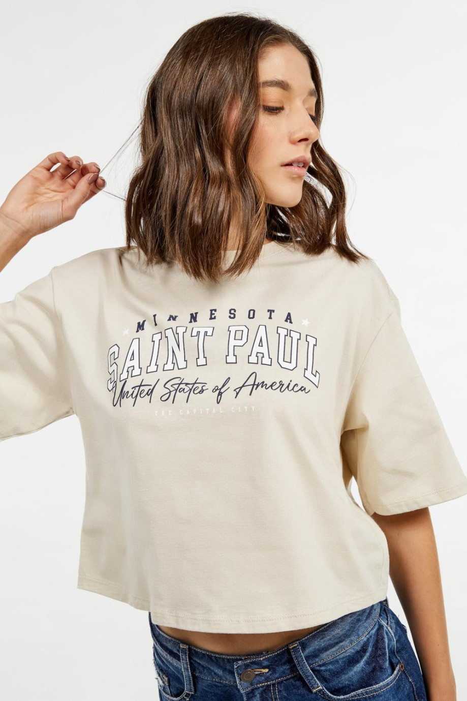 Camiseta kaki crop top oversize con estampado college