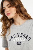 Camiseta gris medio con diseño de Las Vegas y manga corta