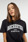 Camiseta azul intensa crop top con estampado college de Rochester