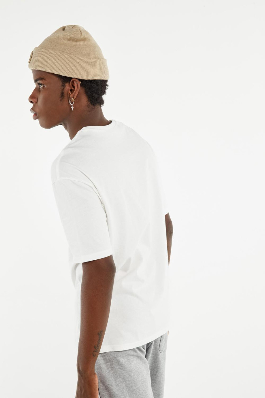 Camiseta manga corta crema clara en algodón con cuello redondo en rib
