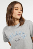 Camiseta gris medio con diseño college azul de Atlanta y cuello redondo