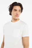 Camiseta crema clara en algodón con cuello redondo y bolsillo