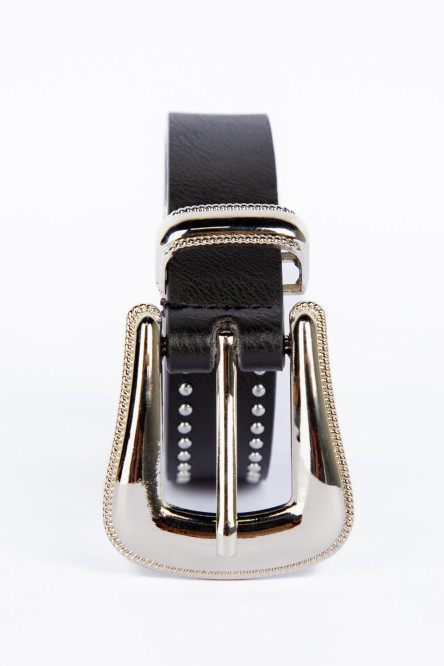 Cinturón negro con puntos decorativos y hebilla y puntera metálicas