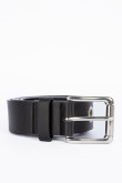 Cinturón ancho negro con hebilla cuadrada y ojaletes metálicos