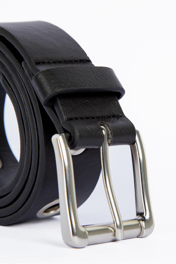 Cinturón ancho negro con hebilla cuadrada ojaletes metálicos