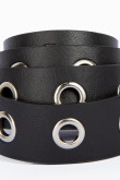 Cinturón ancho negro con hebilla cuadrada y ojaletes metálicos
