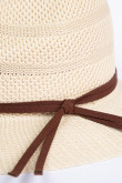 Sombrero kaky claro con ala corta y lazo decorativo en contraste
