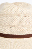 Sombrero kaky claro con ala corta y lazo decorativo en contraste