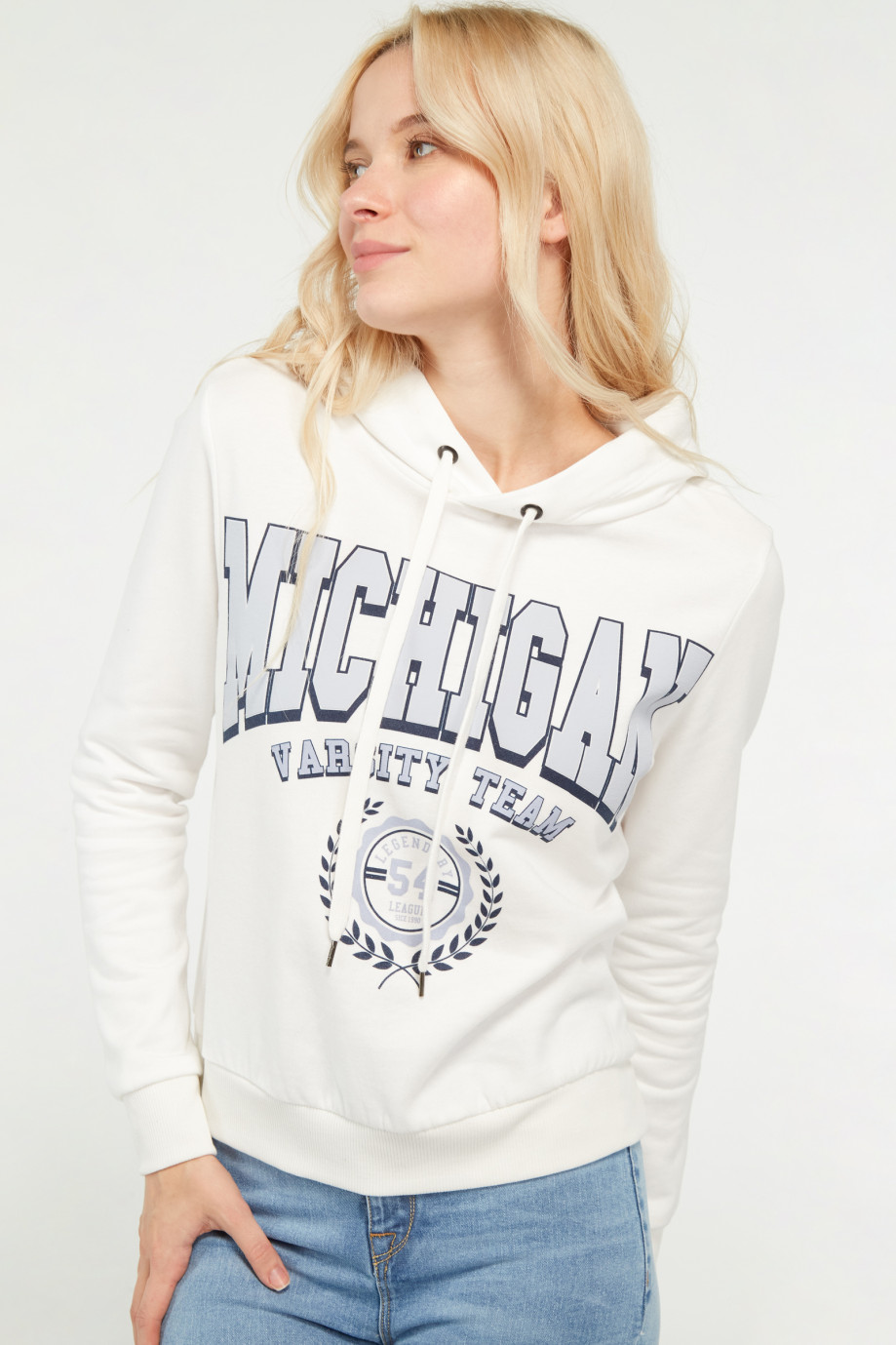 Buzo crema claro con capota y estampado college azul de Michigan