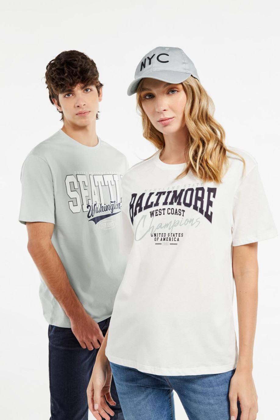 Camiseta crema clara con texto college de Baltimore estampado y manga corta
