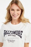 Camiseta crema clara con texto college de Baltimore estampado y manga corta