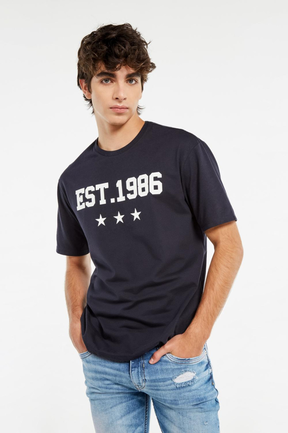 Camiseta cuello redondo azul intensa con estampado college blanco