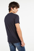 Camiseta azul con estampado college y cuello redondo