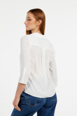 Blusa crema clara con mangas 3/4 y solapa en el cuello