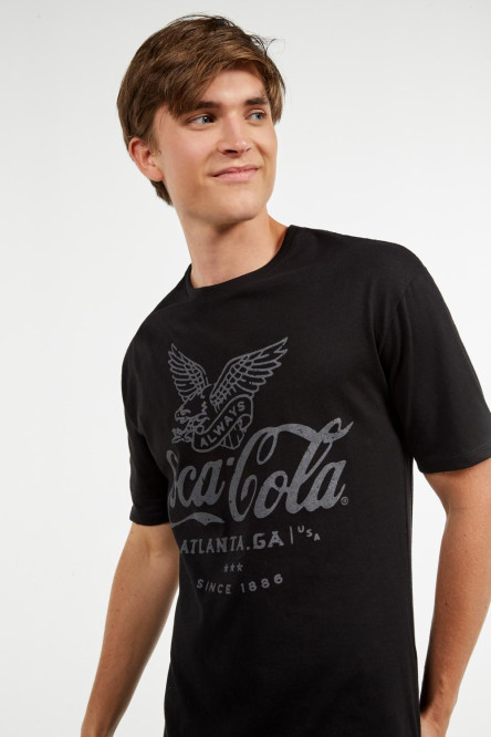 Camiseta manga corta negra con estampado de Coca-cola.