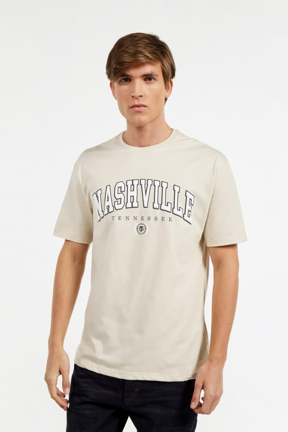 Camiseta manga corta kaky clara con diseño college de Nashville