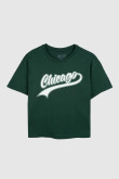 Camiseta crop top verde oscura con texto blanco college de Chicago