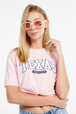 Camiseta cuello redondo rosada clara con diseño blanco college de Texas