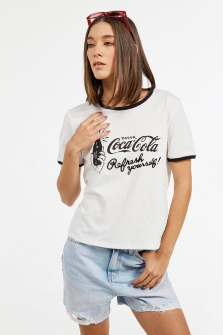 Camiseta crema clara manga corta con diseño negro de Coca-Cola