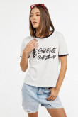 Camiseta crema manga corta con diseño negro de Coca-Cola