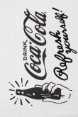 Camiseta crema manga corta con diseño negro de Coca-Cola