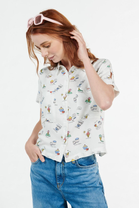 Blusa manga corta unicolor con figuras estampadas y doble bolsillo