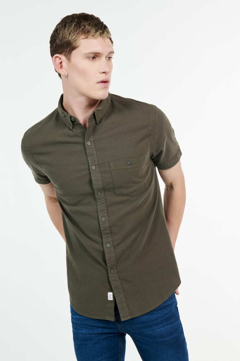 Camisa con cuello button down manga corta con diferentes colores solidos para las diferentes ocasiones de uso.