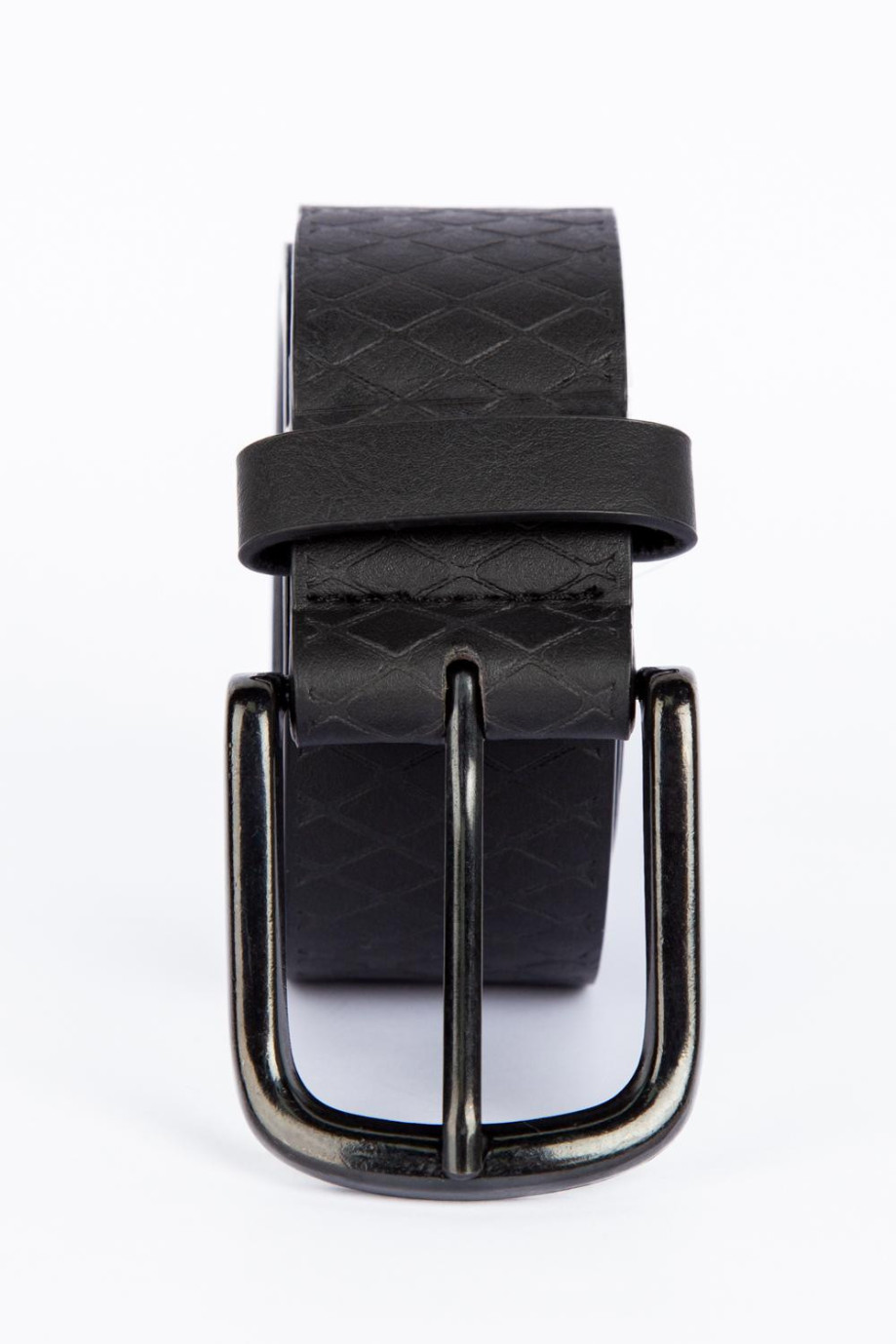 Cinturón negro con hebilla cuadrada y texturas de rombos
