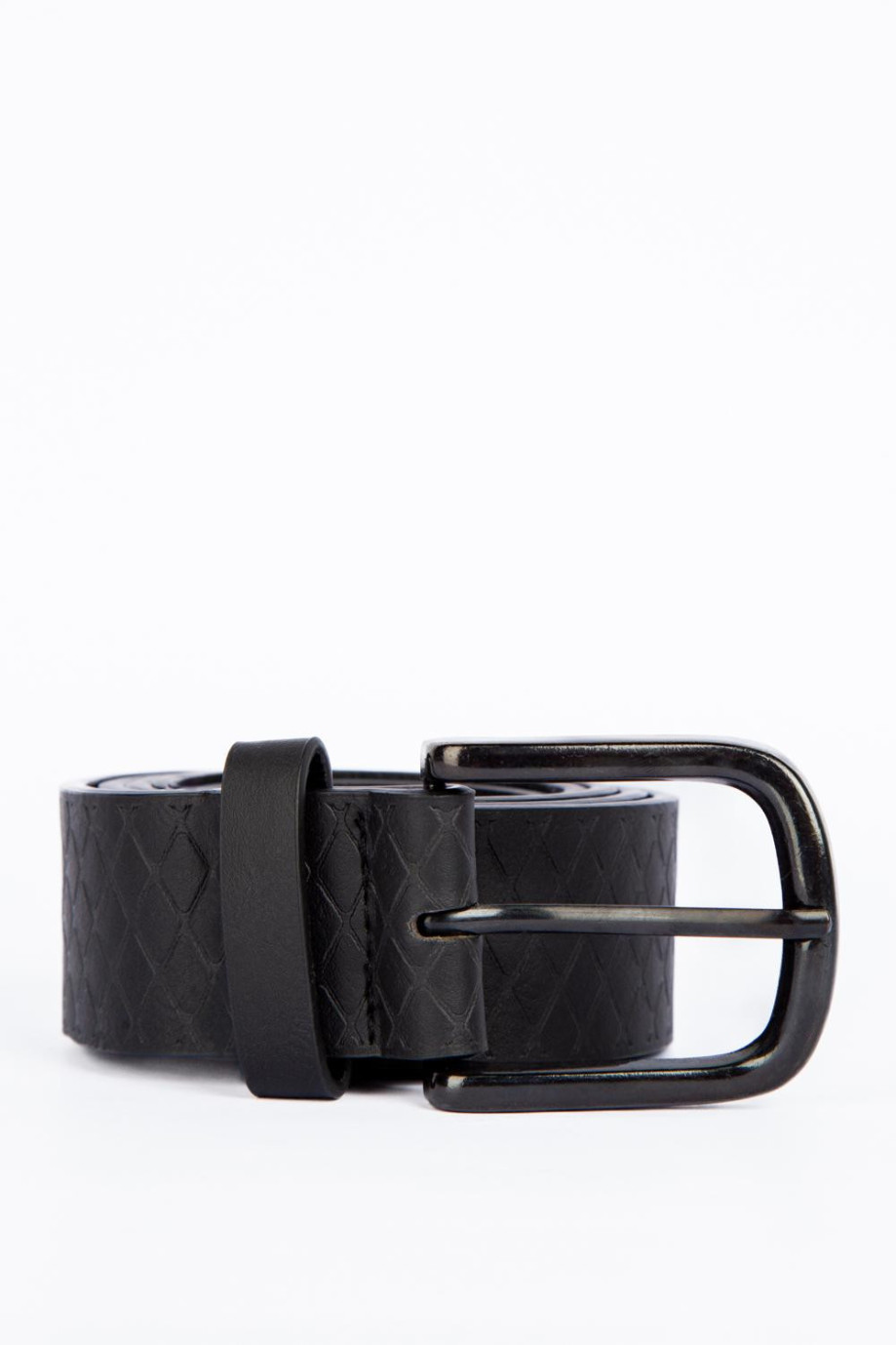 Cinturón negro con hebilla cuadrada y texturas de rombos