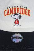 Cachucha beisbolera crema clara con bordado college de Snoopy & Cambridge