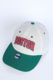 Cachucha beisbolera crema clara con visera verde y diseño college de Boston
