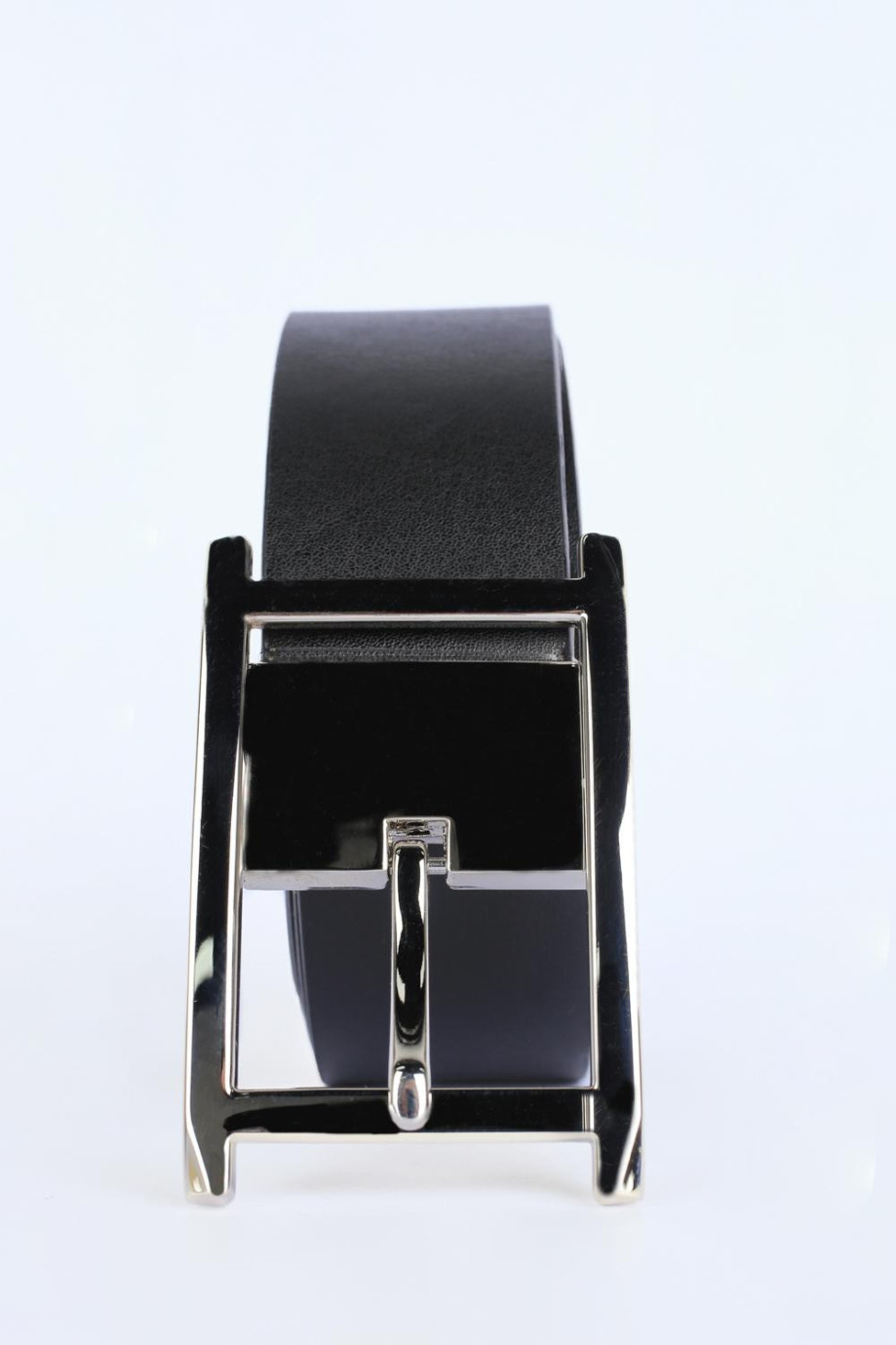 Cinturón negro sintético con hebilla cuadrada y trabilla metálicas