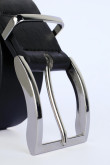 Cinturón negro con acabados metálicos plateados en hebilla y trabilla
