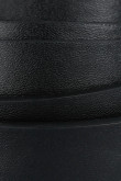 Cinturón negro con acabados metálicos plateados en hebilla y trabilla