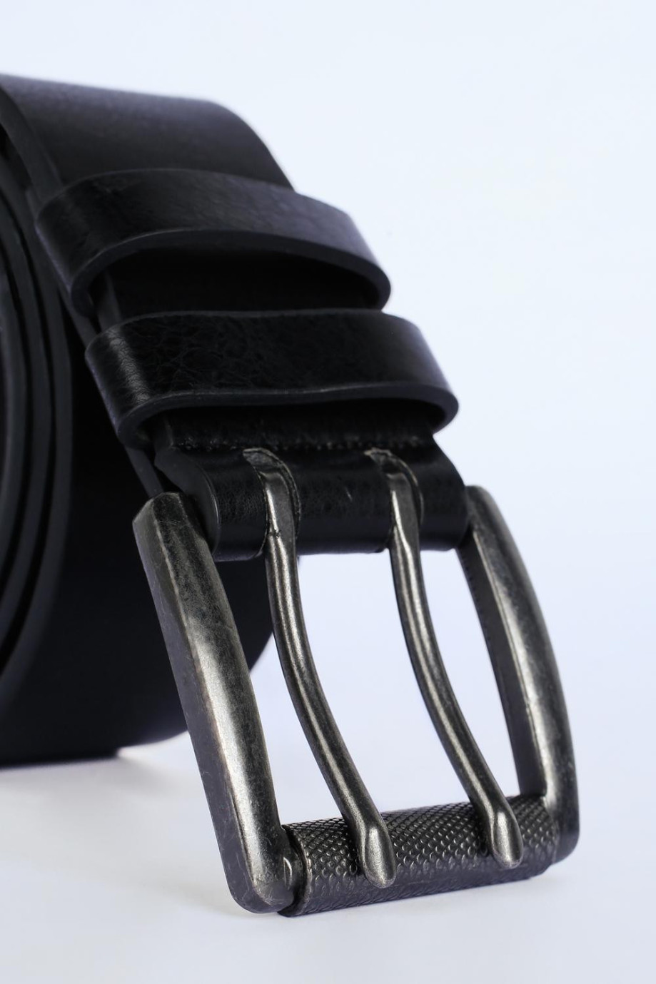 Cinturón sintético negro con doble trabilla y hebilla cuadrada metálica