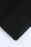 Gorro negro tejido con doblez ajustable y texto bordado