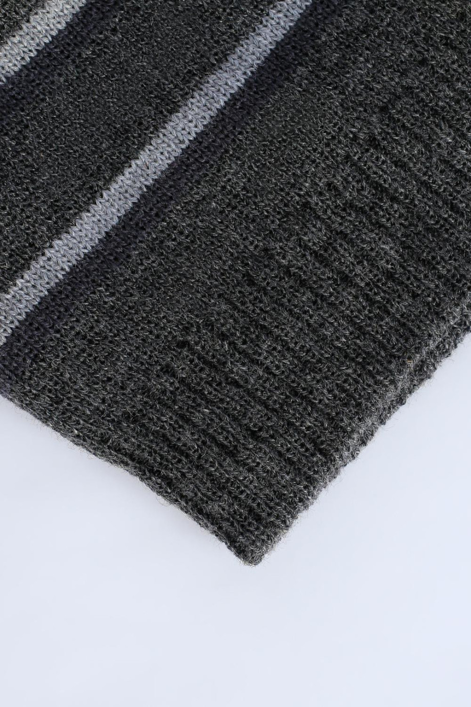 Gorro tejido gris intenso con diseños de líneas