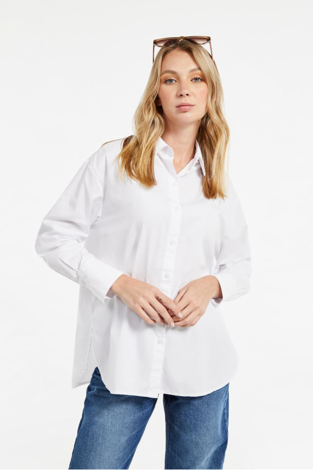 Blusa blanca con cuello botones y manga larga