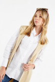Blusa blanca con cuello camisero, botones y manga larga