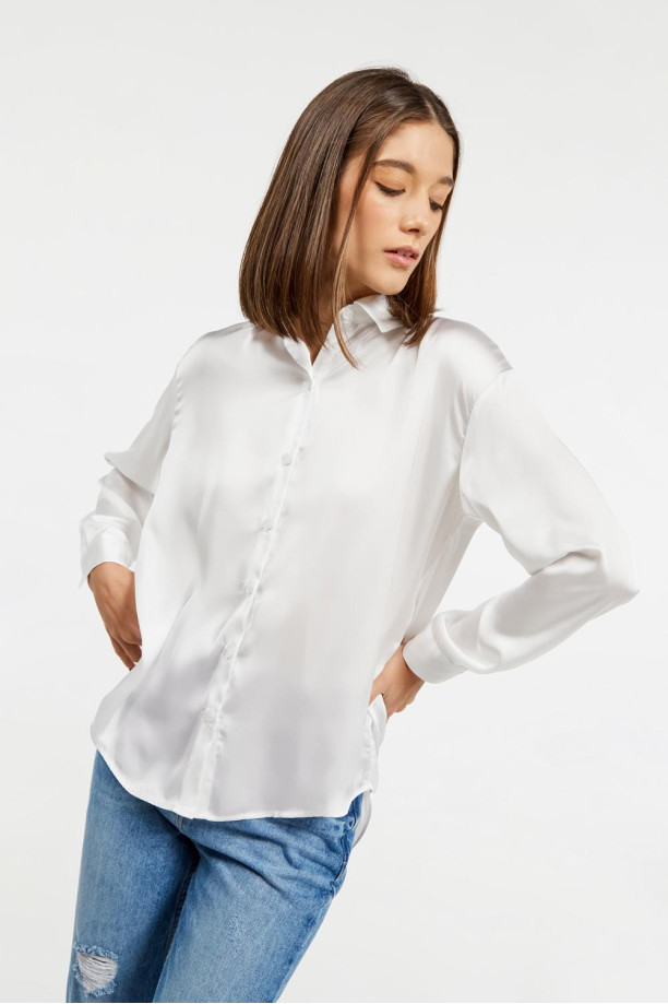 Revisión Conceder Ingenioso Blusa manga larga blanca en satín con cuello camisero