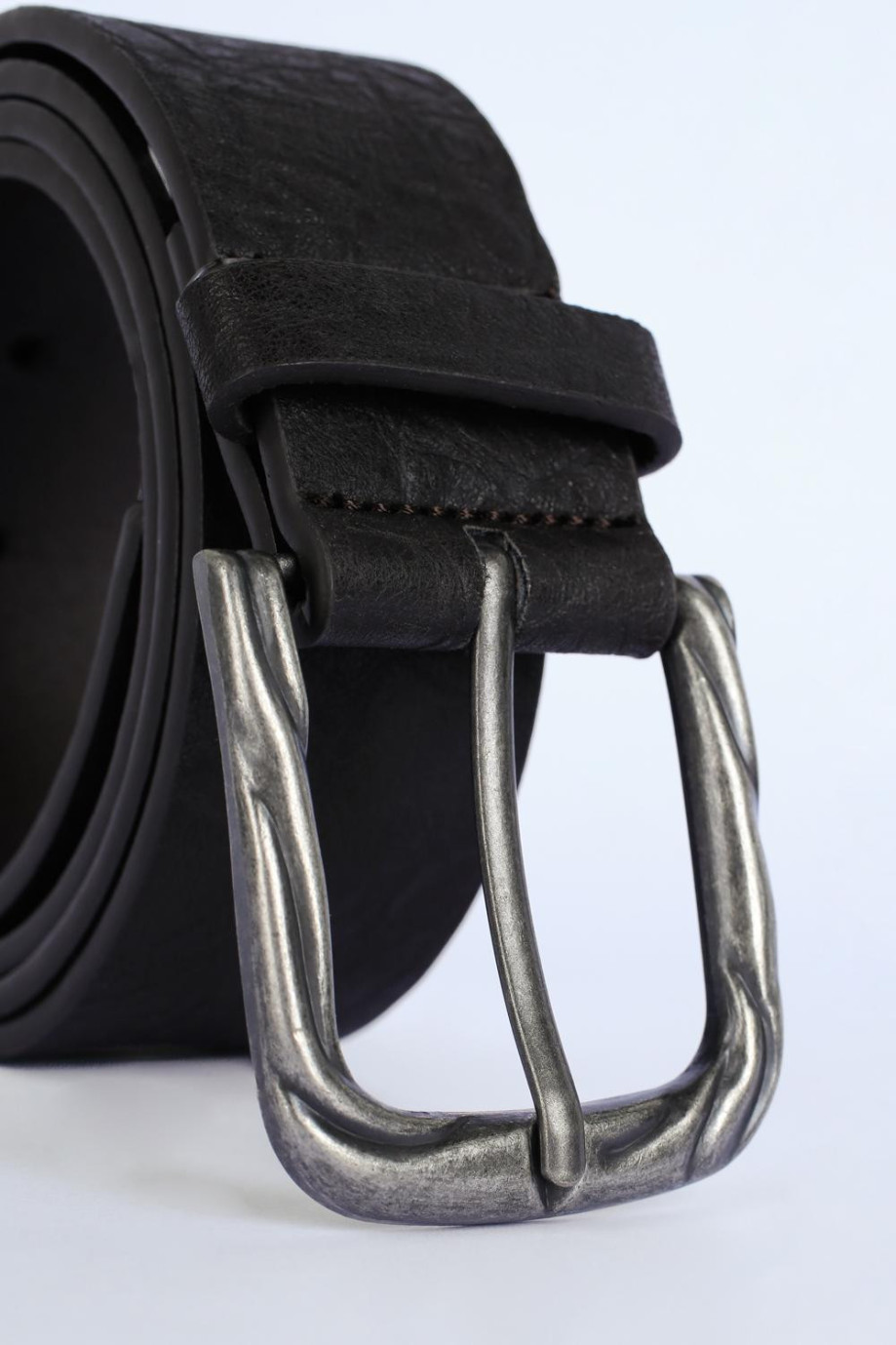 Cinturón café oscuro con detalles de texturas y hebilla metálica