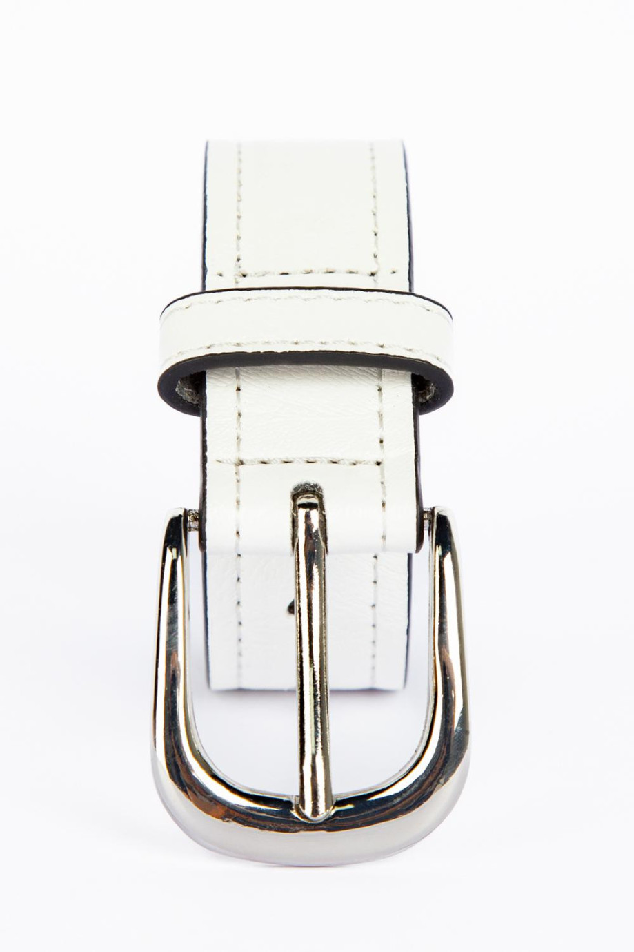 Cinturón blanco con costuras decorativas y hebilla dorada