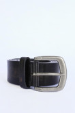Cinturón sintético café oscuro con hebilla metálica plateada