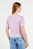 Camiseta lila intensa manga corta con contrastes y diseño college deportivo