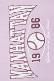 Camiseta lila intensa manga corta con contrastes y diseño college deportivo