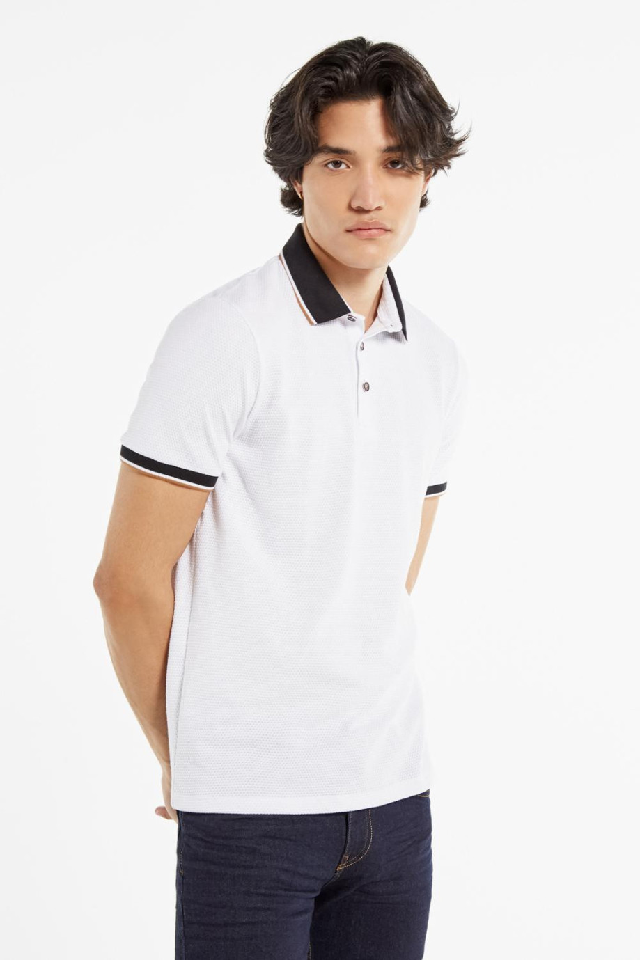 Camiseta blanca polo con cuello y puños tejidos en contraste
